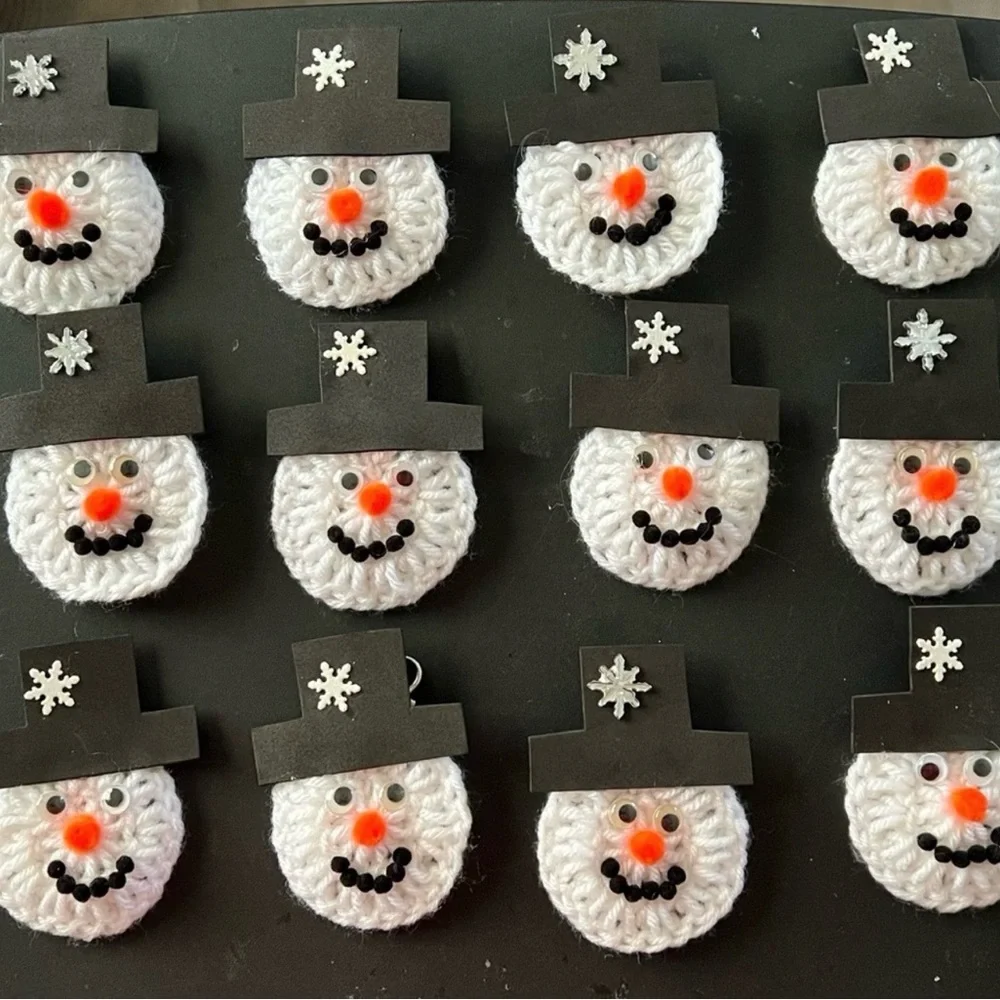 New 10 PC Set Christmas Holiday Winter Snowman Pin Clasp Bookbag Keychain Charm